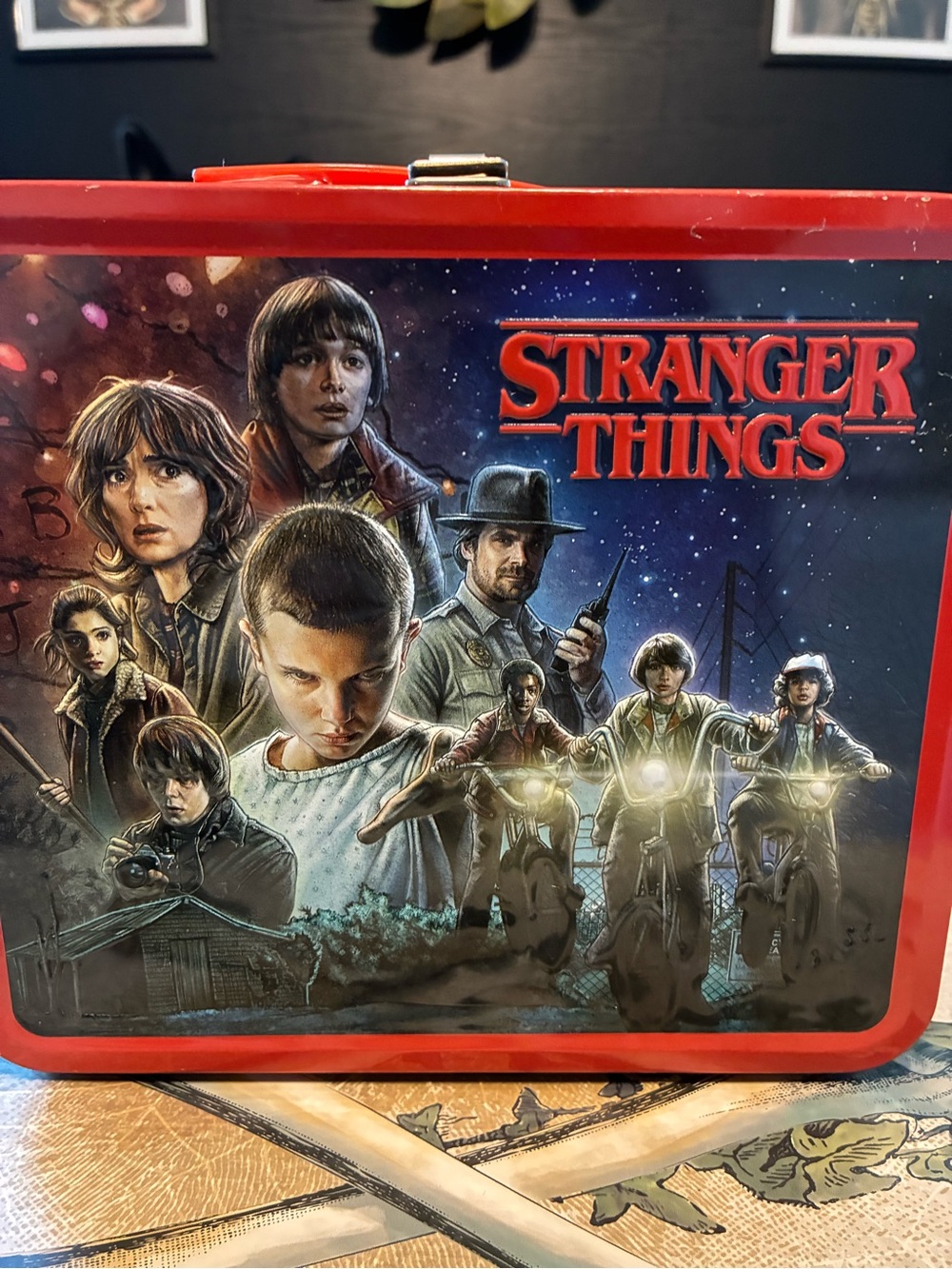 Vintage inspired Stranger Things Kids Metal Lunchbox Perfect for Purse or Makeup - Picture 3 of 12